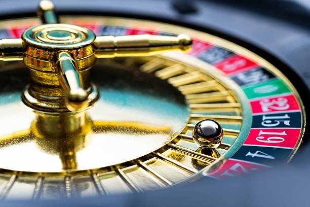 Diamond Empire slot reels with gem symbols and pay line display